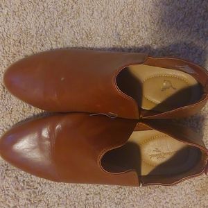 Universal thread shoes, size 8.5